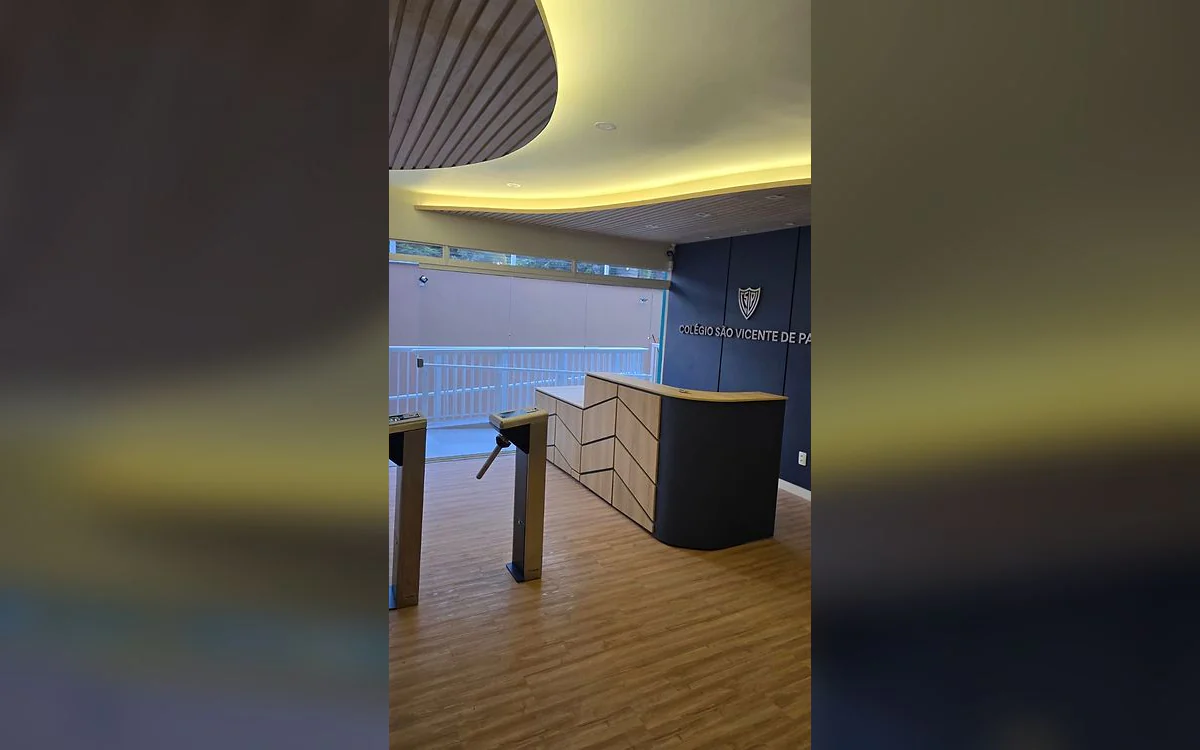 Execução em fachada no Colégio São Vicente de Paulo.