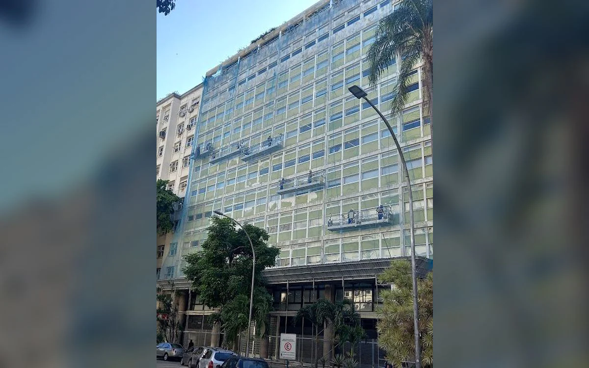 Edificação do IRB com intervenção em fachada e proteção da área.