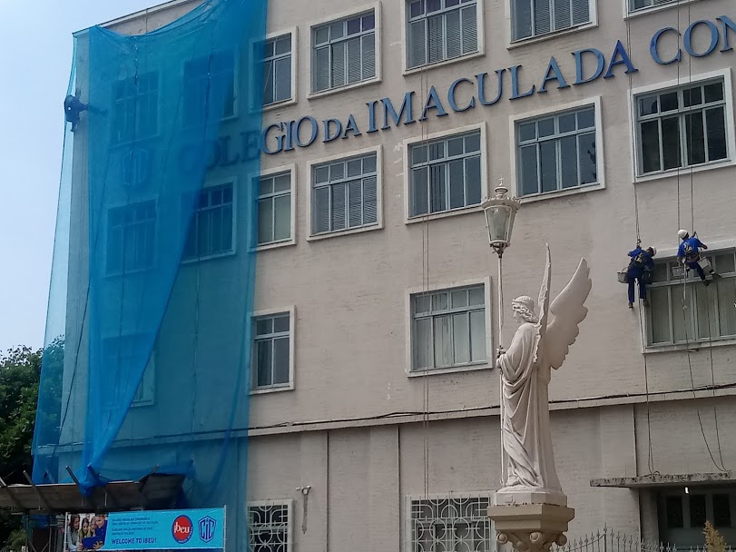 Registro de obra em edificação ocupada, com área de circulação e intervenção em andamento.