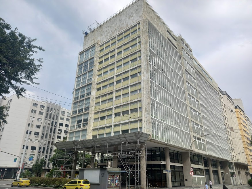 Edificação em intervenção com estrutura de acesso e presença de equipe no nível da rua.