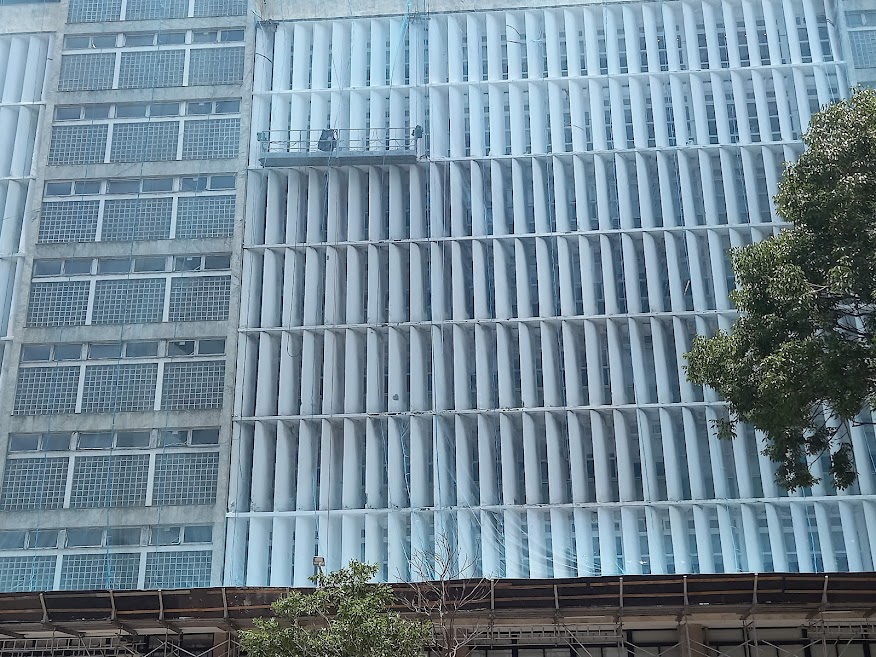 Edificação com intervenção em fachada, plataforma de trabalho e proteção da área.