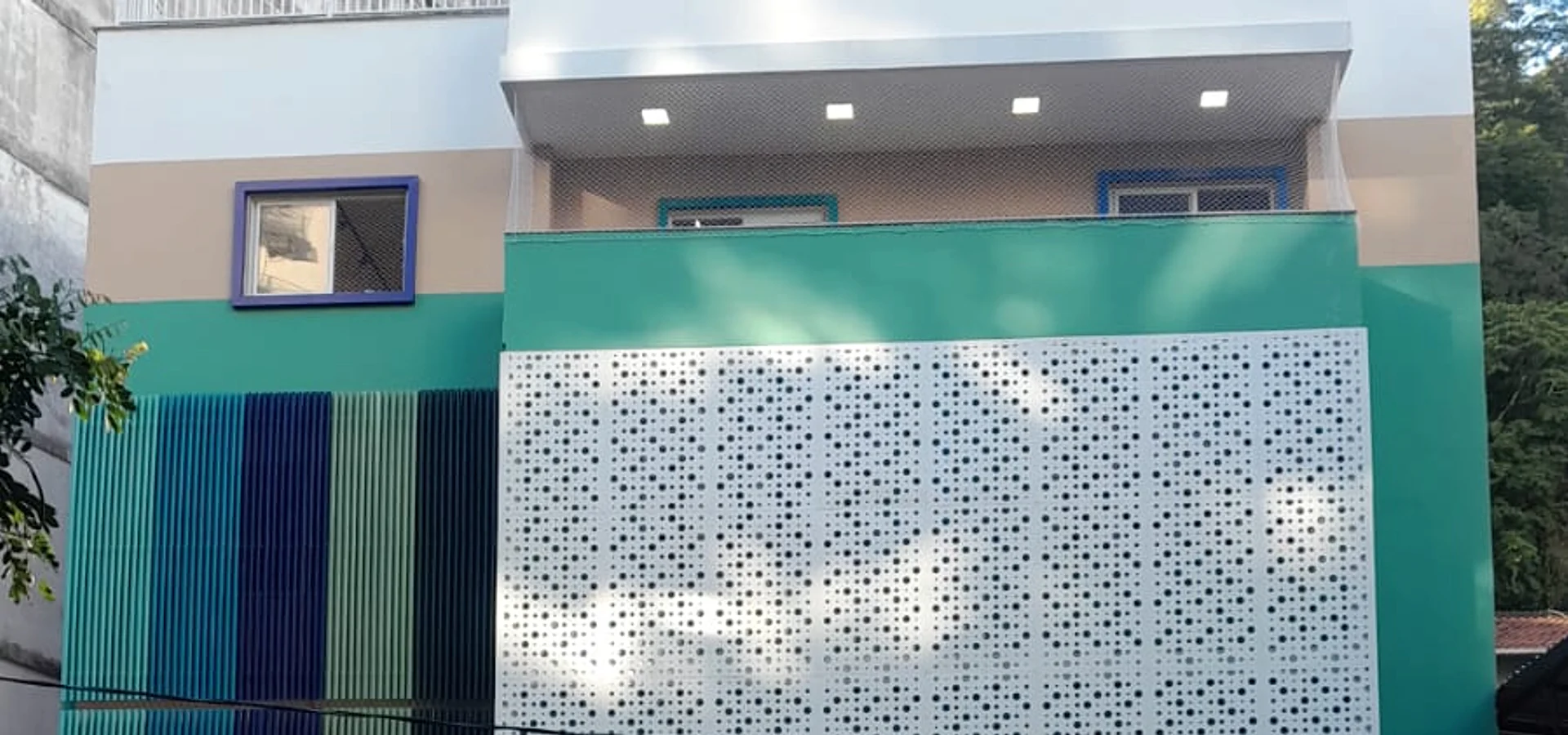 Execução em fachada com proteção e trabalho em altura.