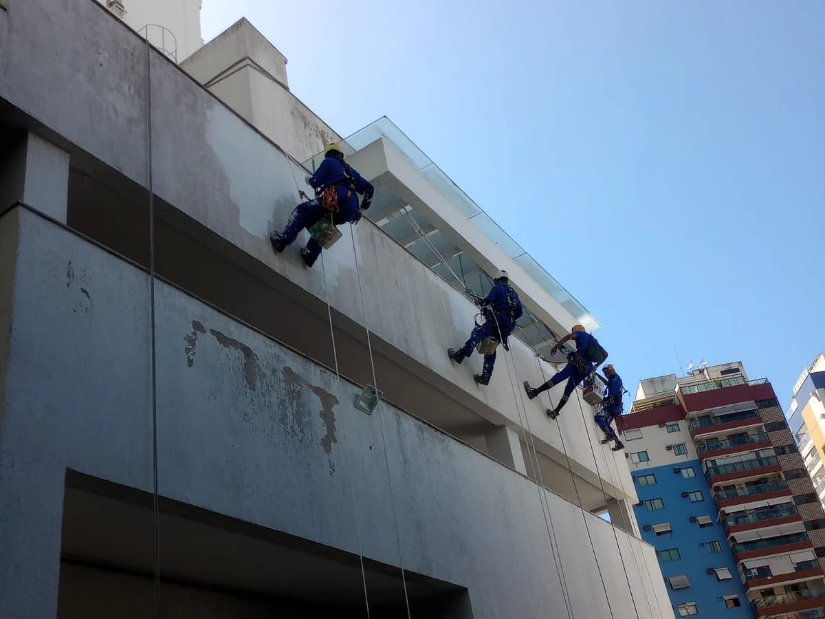 Registro de obra em edificação ocupada, com área de circulação e intervenção em andamento.