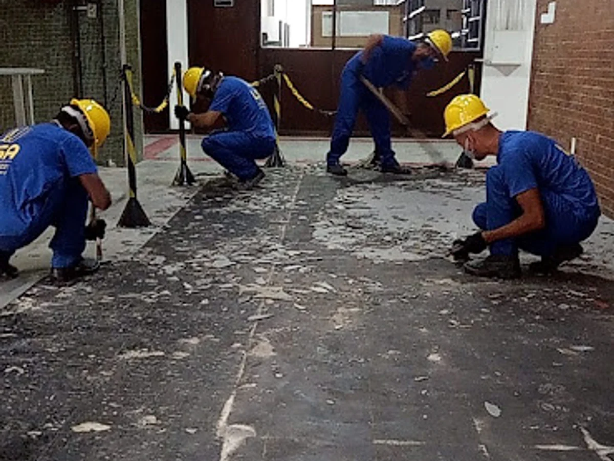Área interna do Instituto de Engenharia Nuclear, com circulação e acabamento institucional.