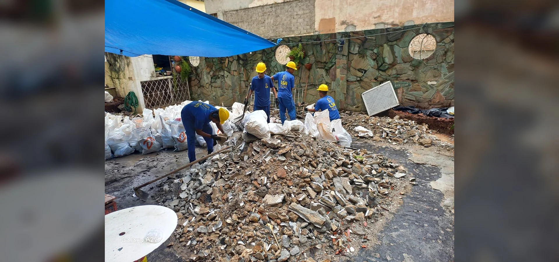 Equipe e serviço da LSA em atividade de impermeabilização de lajes.