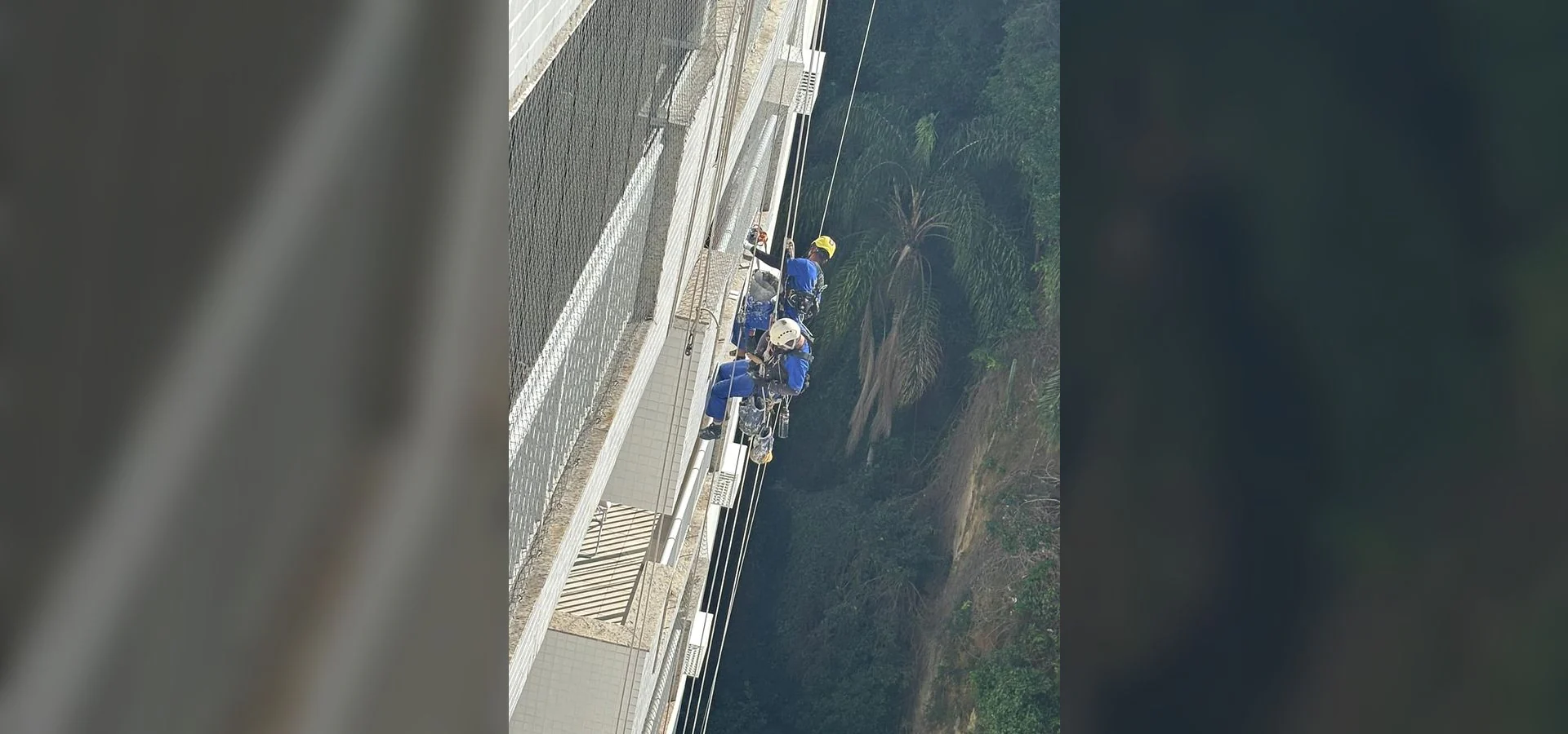 Equipe e serviço da LSA em atividade de limpeza de fachadas.