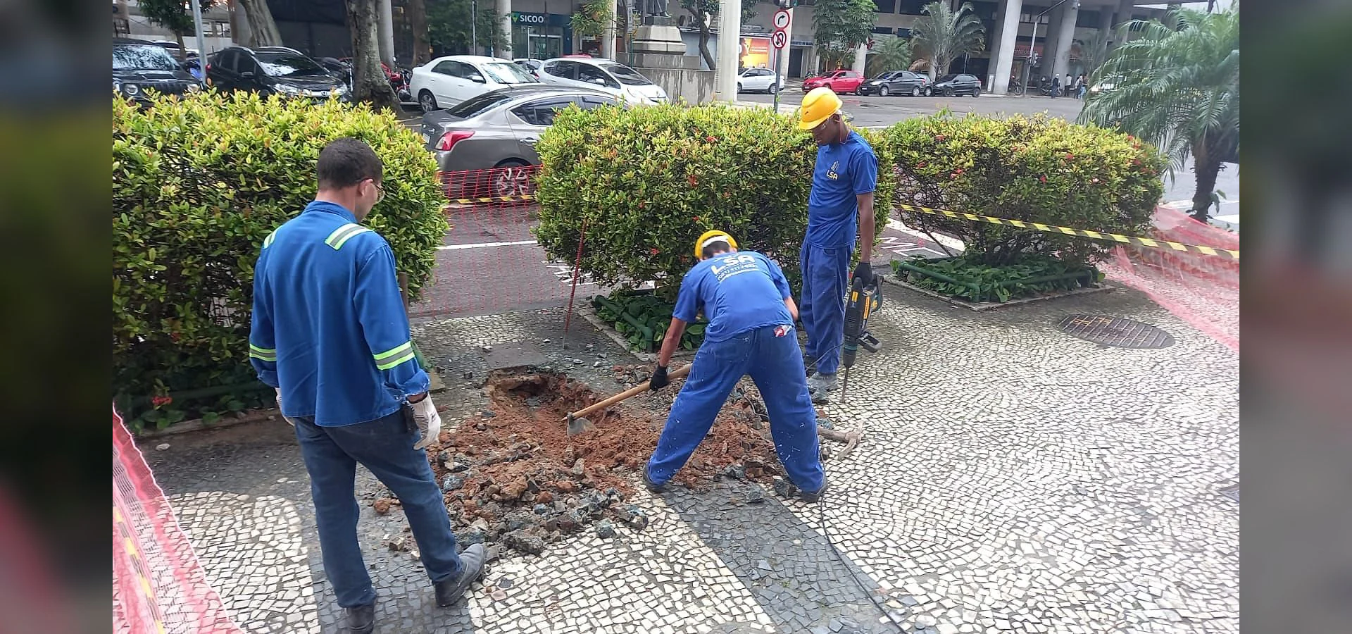Equipe e serviço da LSA em atividade de manutenção preventiva predial.