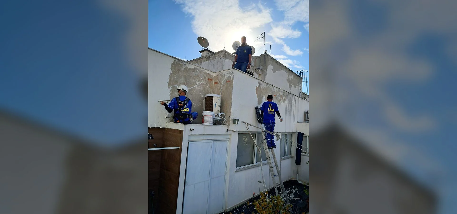 Equipe e serviço da LSA em atividade de pintura de condomínios.