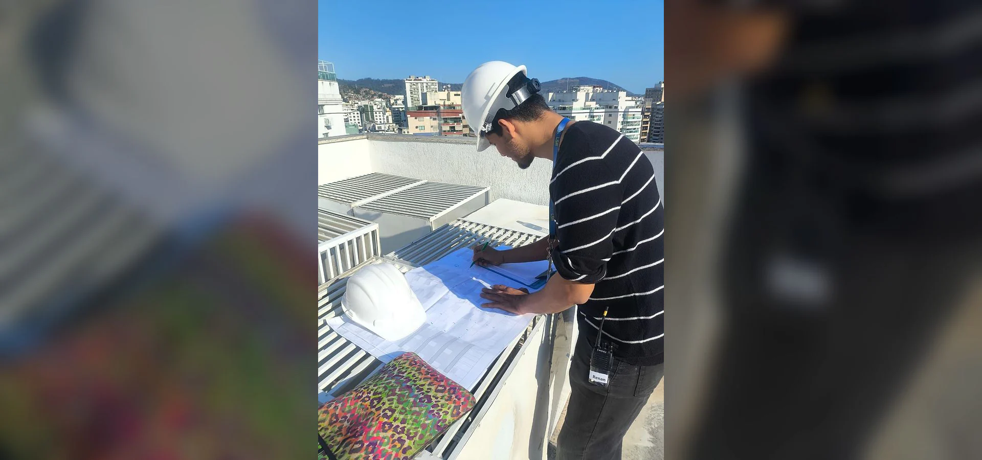 Equipe e serviço da LSA em atividade de planejamento de obras.