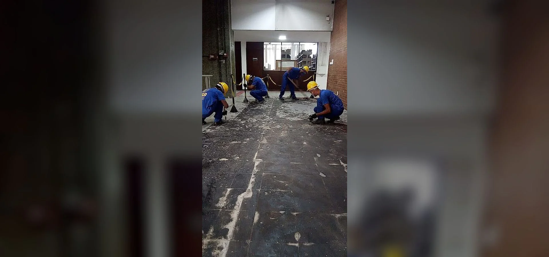 Equipe e serviço da LSA em atividade de recuperação de revestimentos.