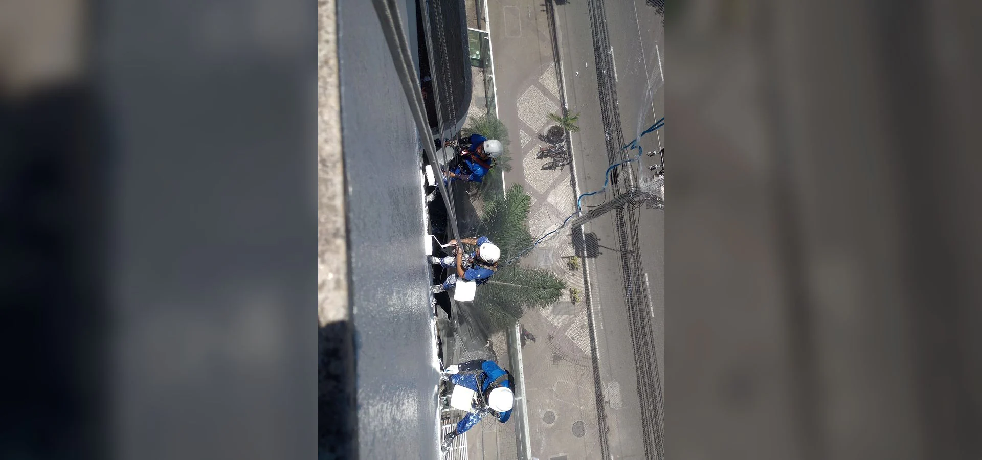 Equipe e serviço da LSA em atividade de reforma de condomínios.