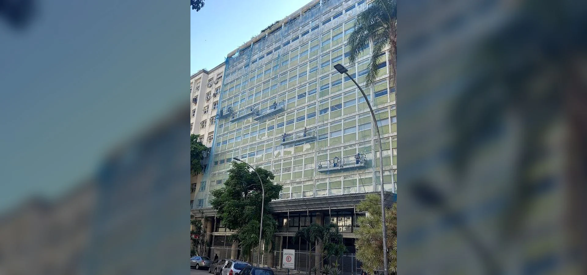 Equipe e serviço da LSA em atividade de reforma de fachadas.