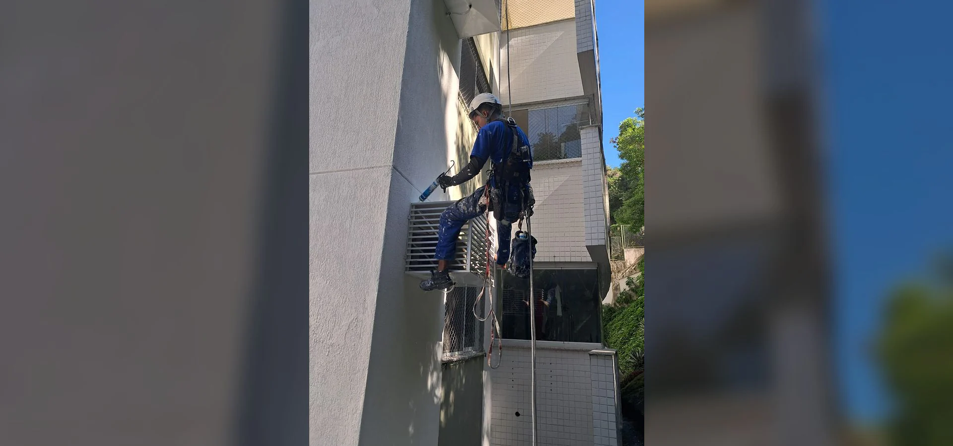 Equipe e serviço da LSA em atividade de reparo de pastilhas de fachada.