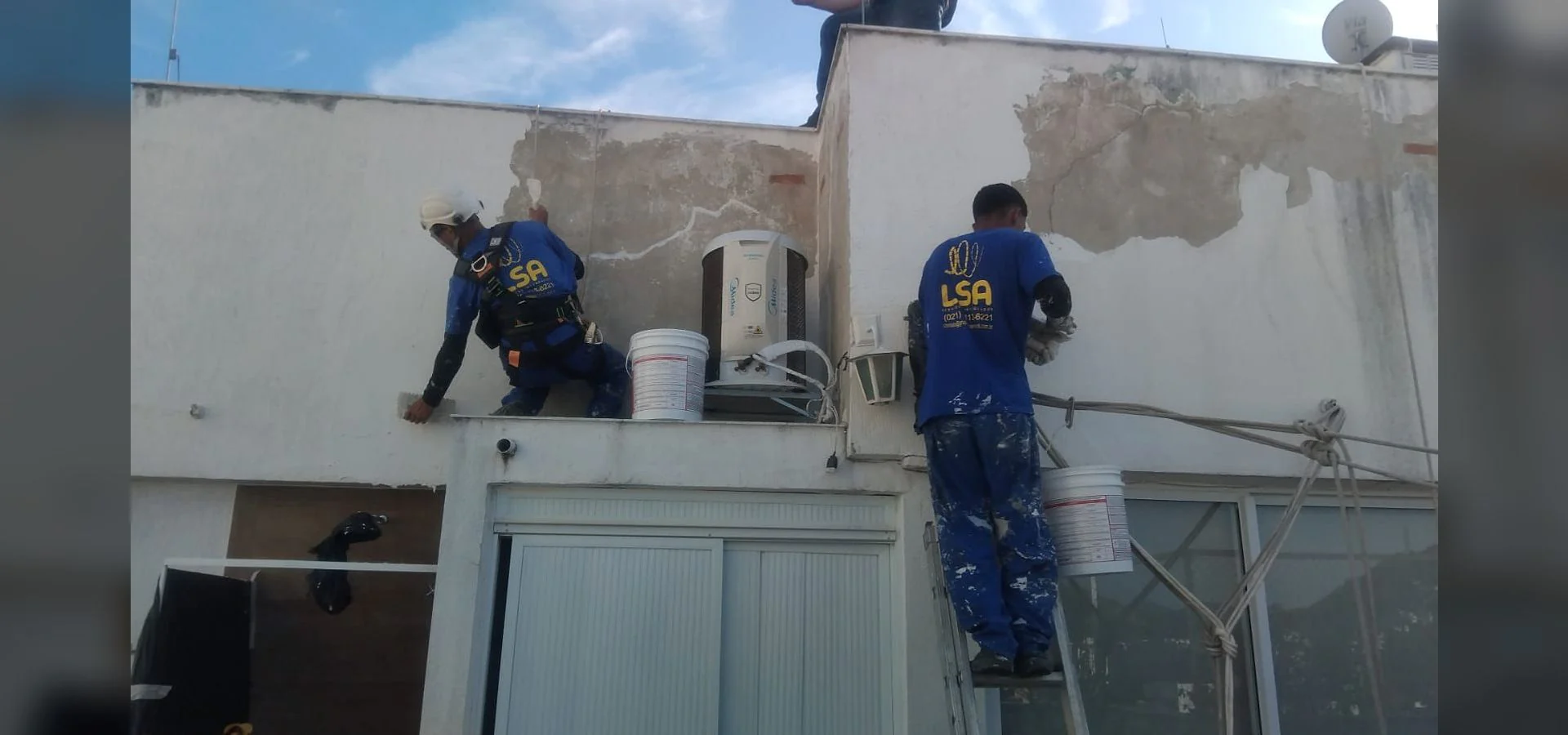 Equipe e serviço da LSA em atividade de tratamento de trincas e fissuras.